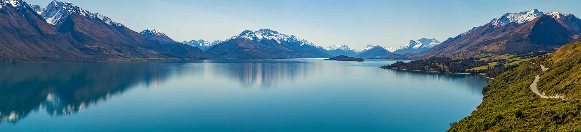 Le paysage de la Nouvelle-Zélande: océan, montagnes et fjords font seulement une patrie des paysages splendides de ce pays